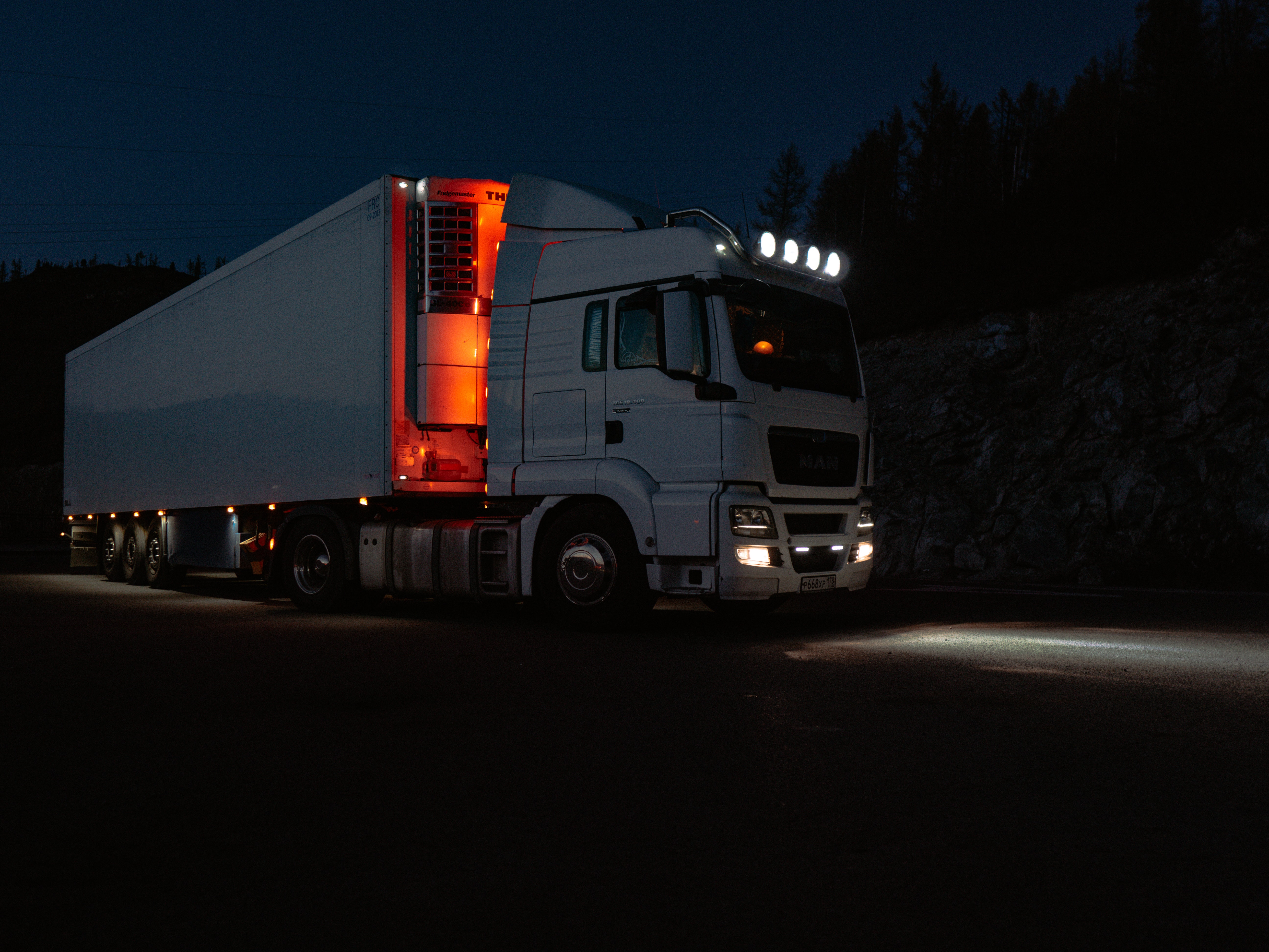 Refrigerator Truck